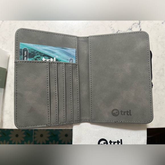 BRAND NEW TRTL Passport Cover in Grey Vegan Leather - Picture 2 of 6